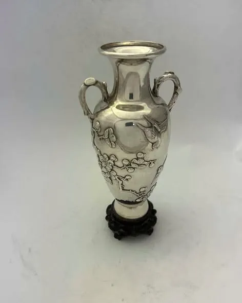 Bình bạc hai quai chạm hoa mai, kèm đế gỗ, cao 16cm