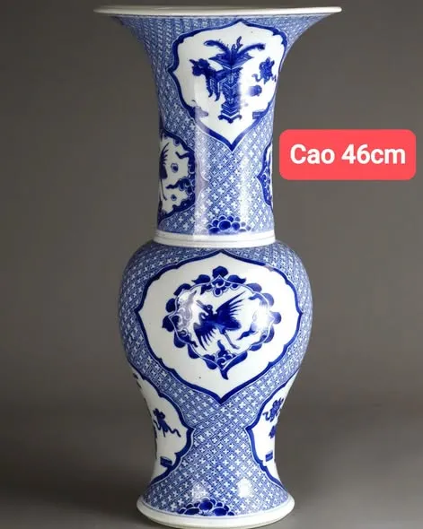 Bình phượng vĩ sứ hoa lam vẽ ô hoa trên nền gấm, cao 46cm