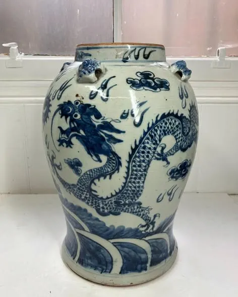 Chum sứ hoa lam vẽ rồng, vai đắp đầu thú, cao 36,7cm