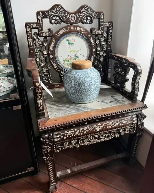 Ghế tay vịn gỗ khảm xà cừ, mặt ngồi đá, tựa lưng ô sứ
