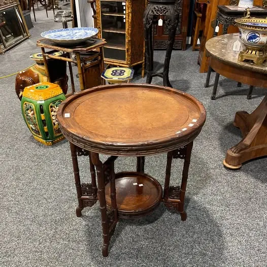 Bàn tròn gỗ hai tầng, cao 69cm