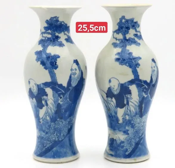 Cặp bình sứ hoa lam vẽ tùng và nhân vật, cao 25,5cm
