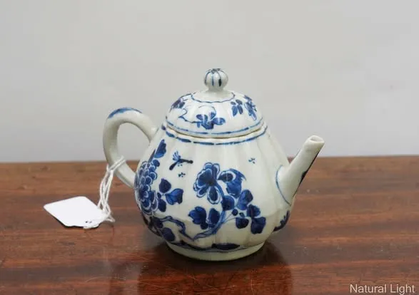 Ấm trà hoa lam dáng quả lê chia múi, cao 11cm