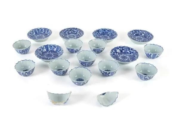 Bộ 11 chén trà và 6 đĩa lót hoa lam khía múi (17 món)