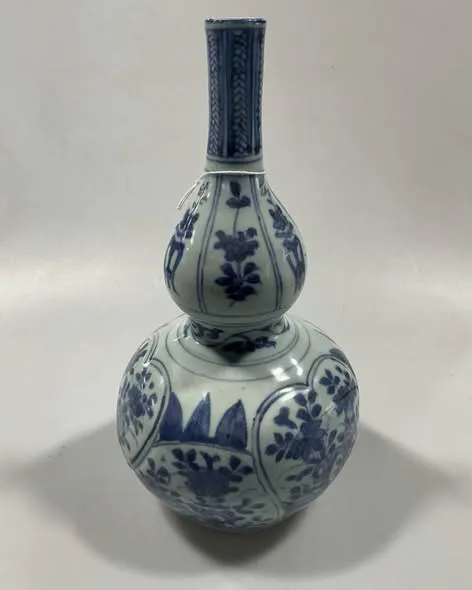Bình hồ lô hoa lam cuối thời Minh, cao 27cm