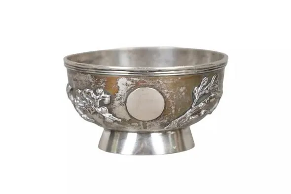 Bát bạc nhỏ chân cao chạm cành hoa