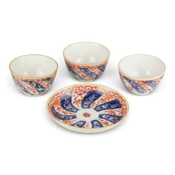 Bộ 3 chén và đĩa lót kiểu Imari