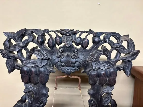 Chiêng kèm giá gỗ chạm thủng