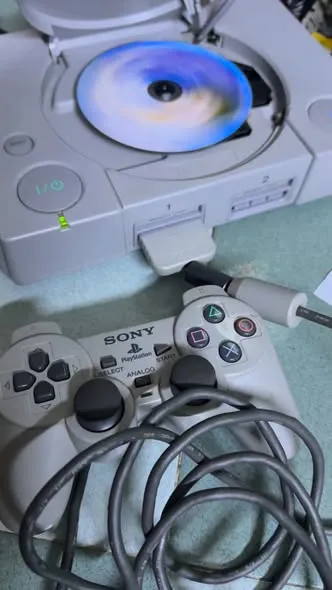 Máy Sony PlayStation SCPH-7502 (PAL) kèm tay analog