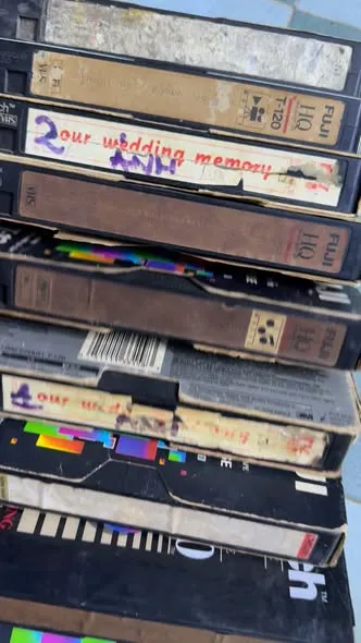 Lô băng VHS cũ để decor
