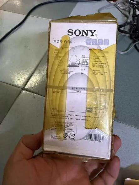 Tai nghe móc tai Sony MDR-W74 Super Bass (2 cái, còn hộp)