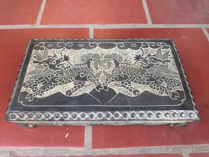 Kỷ đá chạm linh thú bày đồ